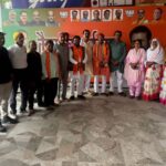 पश्चिम बंगाल में जीत पर भाजपाइयों ने मनाया जश्न, कैंप कार्यालय पर एकजुट हुए कार्यकर्ता, बांटी मिठाई