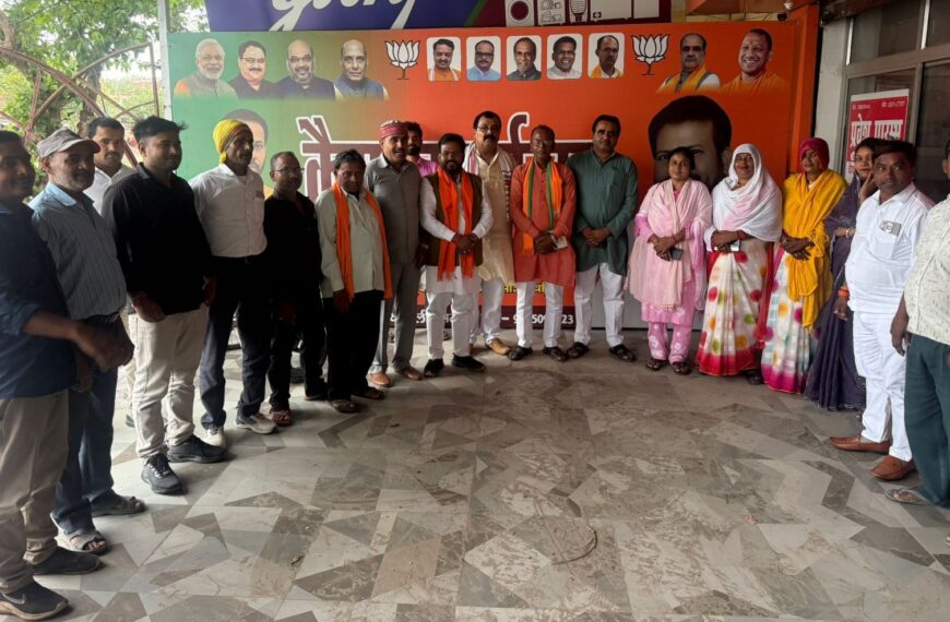 पश्चिम बंगाल में जीत पर भाजपाइयों ने मनाया जश्न, कैंप कार्यालय पर एकजुट हुए कार्यकर्ता, बांटी मिठाई