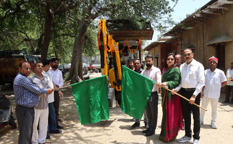 हाथरस नगर पालिका को मिले नए वाहन, स्वच्छता और पेयजल व्यवस्था होगी मजबूत