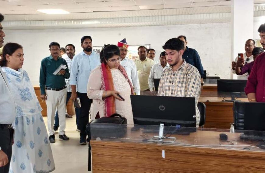 डीएम ने कलेक्ट्रेट परिसर का किया निरीक्षण, व्यवस्थाएं दुरुस्त रखने के दिए निर्देश