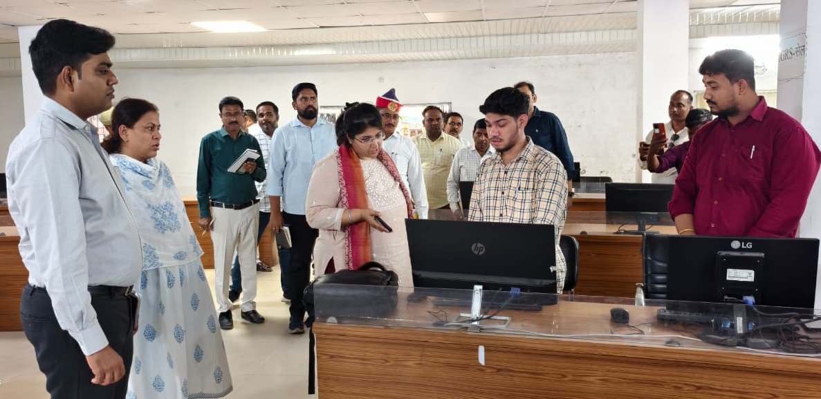 डीएम ने कलेक्ट्रेट परिसर का किया निरीक्षण, व्यवस्थाएं दुरुस्त रखने के दिए निर्देश
