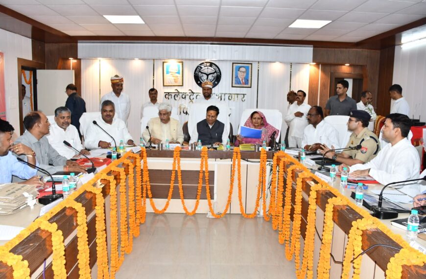 याचिका समिति की बैठक में विकास योजनाओं की समीक्षा