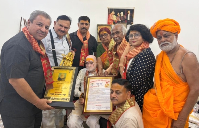 ब्रज धरोहर रंग यात्रा सम्मान पुरस्कार प्रो. पं. सत्य भान शर्मा को प्रदान किया गया