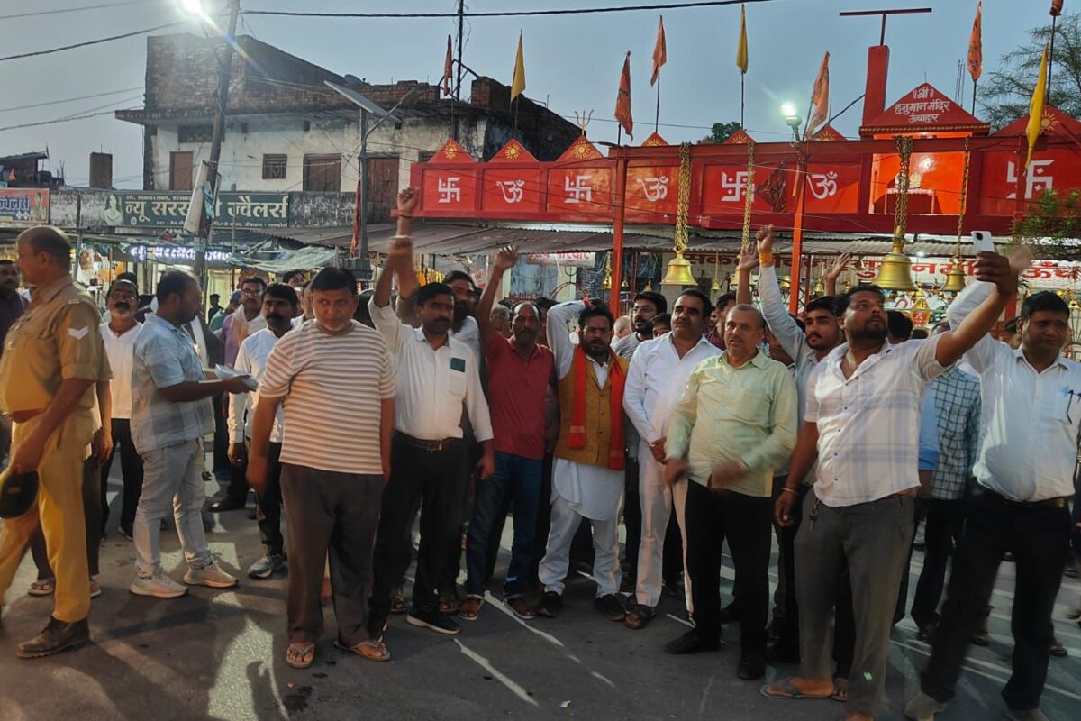 डॉ. मनोज पांडेय के मंत्री बनने पर ऊंचाहार में उत्सव, बांटी गई मिठाइयाँ