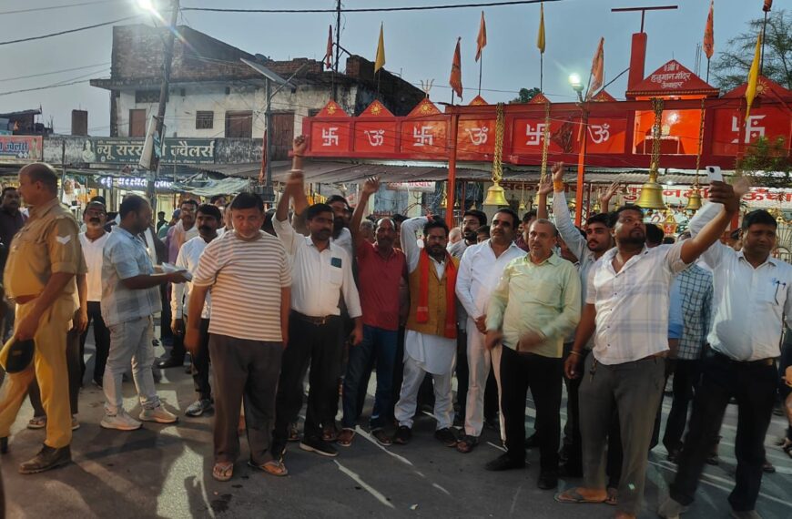 डॉ. मनोज पांडेय के मंत्री बनने पर ऊंचाहार में उत्सव, बांटी गई मिठाइयाँ