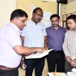 डीएम ने बीएसए व लेखाधिकारी कार्यालय का किया निरीक्षण