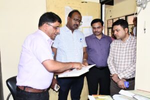 डीएम ने बीएसए व लेखाधिकारी कार्यालय का किया&hellip;