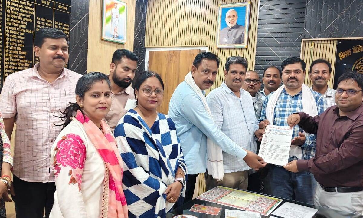 बेसिक शिक्षा अधिकारी को शिक्षक समस्याओं एवं प्रस्तावित शिक्षक समायोजन प्रक्रिया को लेकर सौंपा ज्ञापन