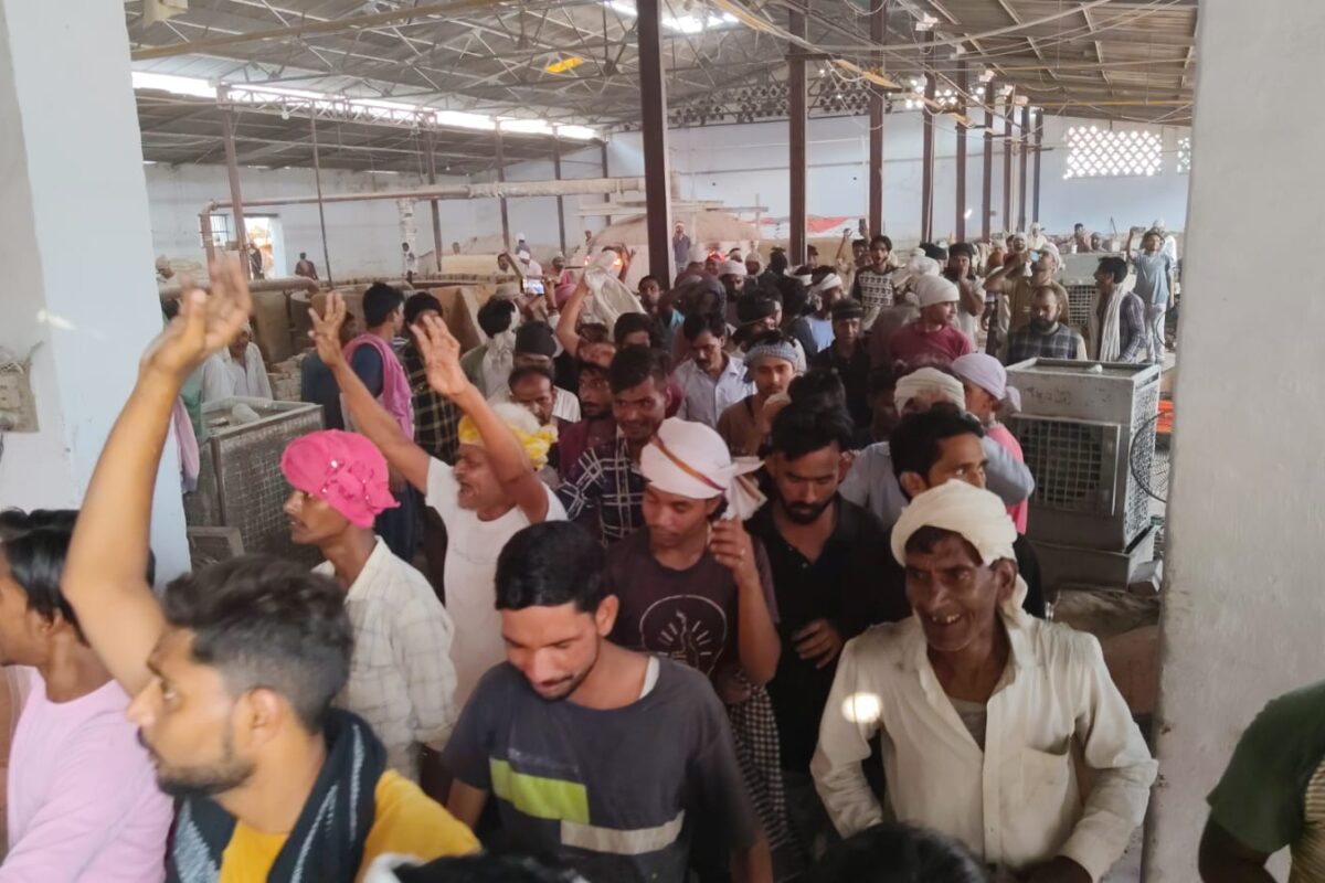 चूड़ी कारखानों में पोट भट्ठी मजदूरों ने किया कामबंद, कई फैक्ट्रियों में काम ठप
