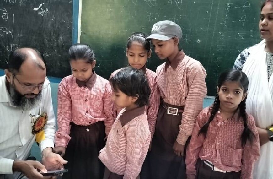 अभिभावकों से संपर्क बनाकर विद्यालय में छात्र नामांकन बढ़ाने पर जोर
