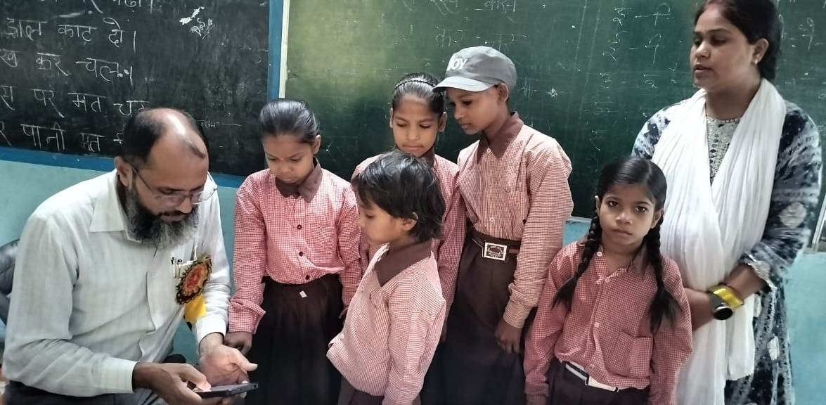 अभिभावकों से संपर्क बनाकर विद्यालय में छात्र नामांकन बढ़ाने पर जोर