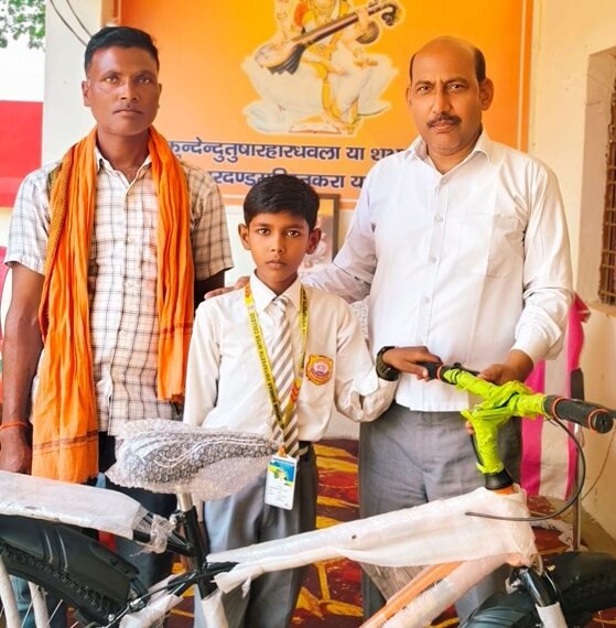 श्याम सुंदर इंटर कॉलेज के छात्र-छात्राओं को मिली साइकिल, खुशी से खिल उठे चेहरे