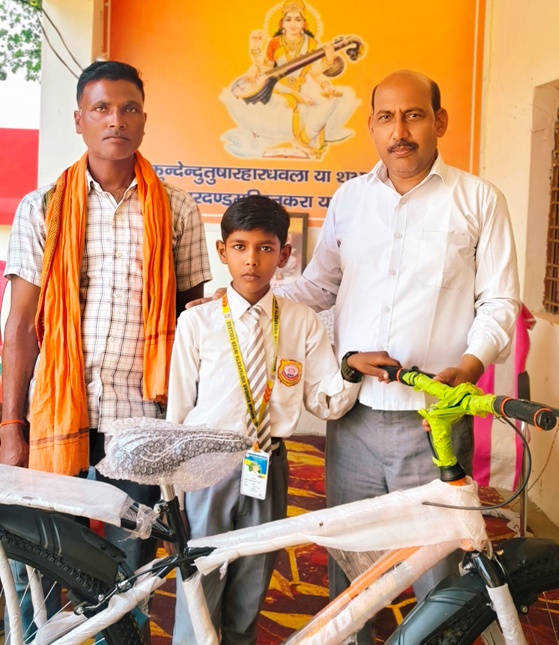 श्याम सुंदर इंटर कॉलेज के छात्र-छात्राओं को मिली साइकिल, खुशी से खिल उठे चेहरे