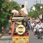 13 सवारियां बैठाकर दौड़ता दिखा ई-रिक्शा, बच्चों को छत पर बैठाने का वीडियो वायरल