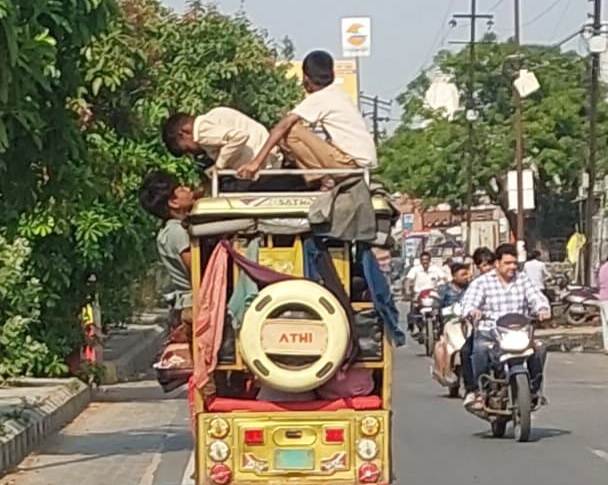 13 सवारियां बैठाकर दौड़ता दिखा ई-रिक्शा, बच्चों को छत पर बैठाने का वीडियो वायरल