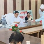 मुर्गी फार्म से फैल रही गंदगी और दुर्गंध, ग्रामीणों ने की शिकायत