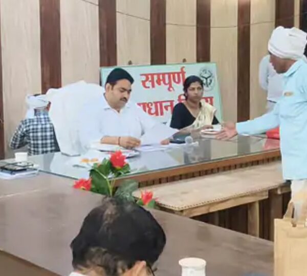 मुर्गी फार्म से फैल रही गंदगी और दुर्गंध,&hellip;