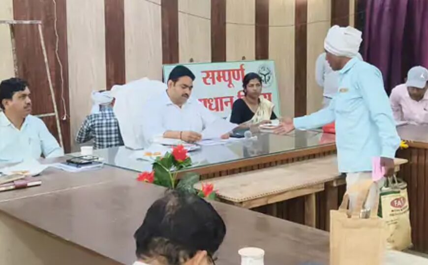 मुर्गी फार्म से फैल रही गंदगी और दुर्गंध, ग्रामीणों ने की शिकायत
