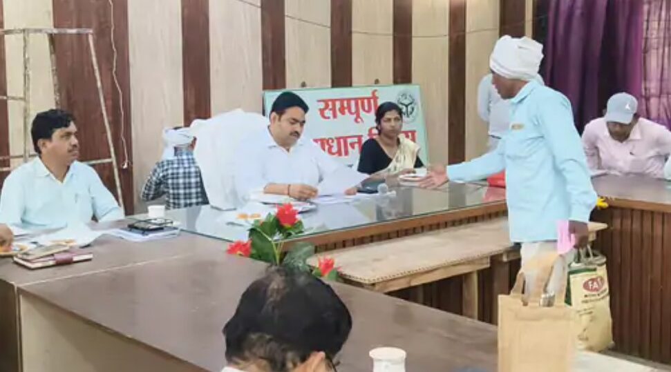 मुर्गी फार्म से फैल रही गंदगी और दुर्गंध, ग्रामीणों ने की शिकायत