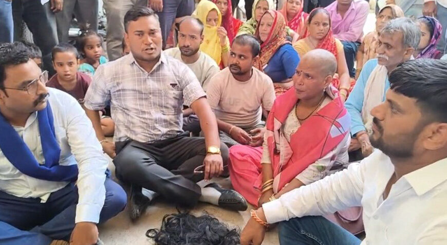 भाजपा पार्षद ने नगर निगम गेट पर कराया मुंडन, विकास कार्यों की अनदेखी पर जताया विरोध
