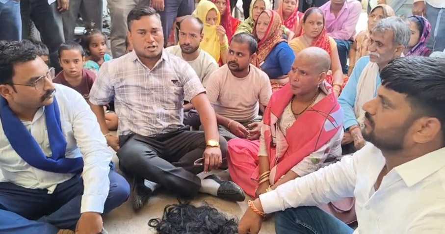 भाजपा पार्षद ने नगर निगम गेट पर कराया मुंडन, विकास कार्यों की अनदेखी पर जताया विरोध