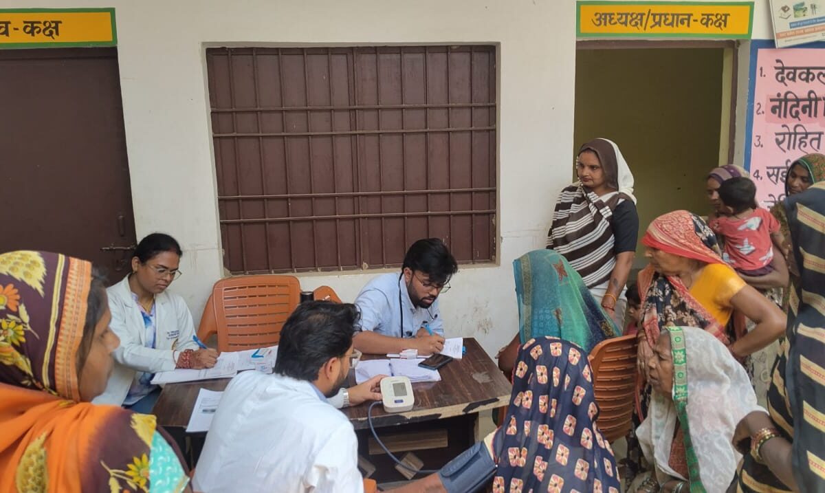 विश्व उच्च रक्तचाप दिवस पर एम्स रायबरेली ने चलाया जागरूकता एवं स्वास्थ्य जांच अभियान