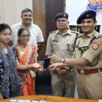 हाथरस पुलिस ने बरामद किए 102 गुमशुदा मोबाइल, स्वामियों को किए सुपुर्द
