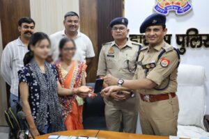 हाथरस पुलिस ने बरामद किए 102 गुमशुदा मोबाइल,&hellip;
