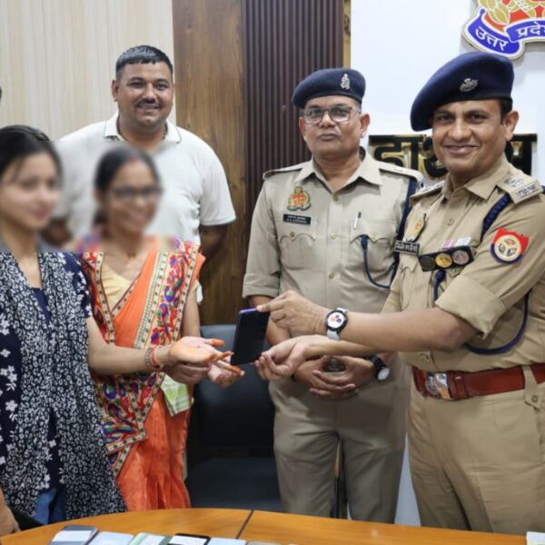 हाथरस पुलिस ने बरामद किए 102 गुमशुदा मोबाइल,&hellip;