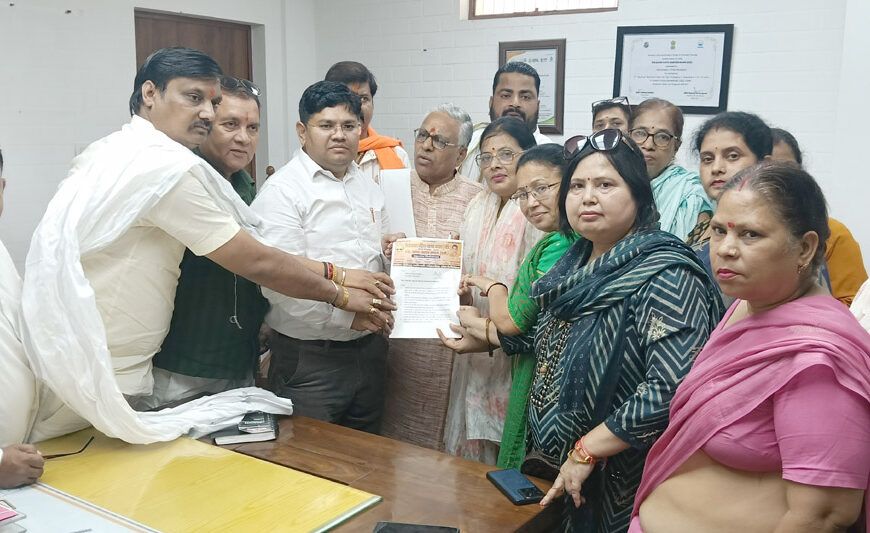 महिला व्यापार मंडल ने जनसमस्याओं को लेकर नगर निगम में सौंपा ज्ञापन