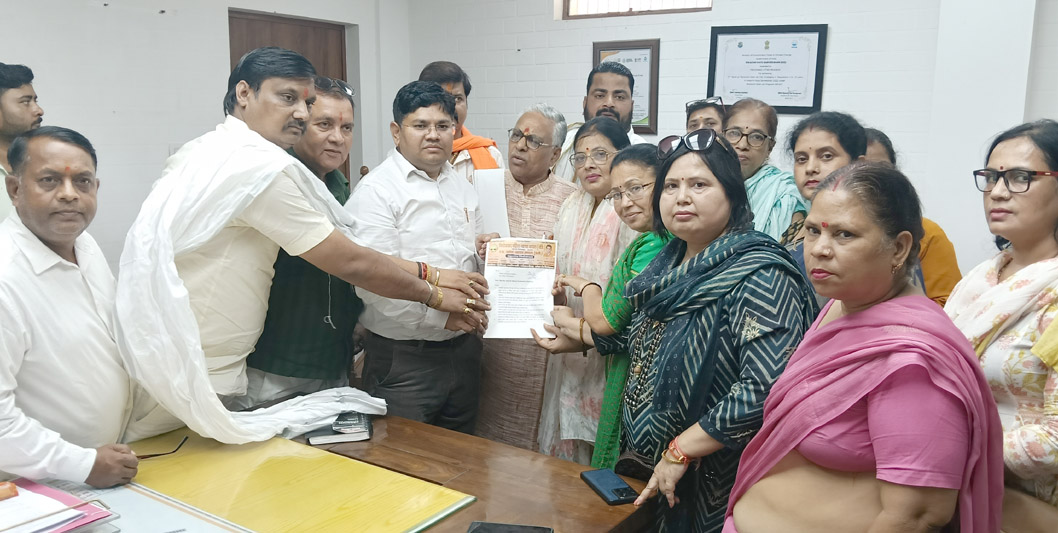 महिला व्यापार मंडल ने जनसमस्याओं को लेकर नगर निगम में सौंपा ज्ञापन