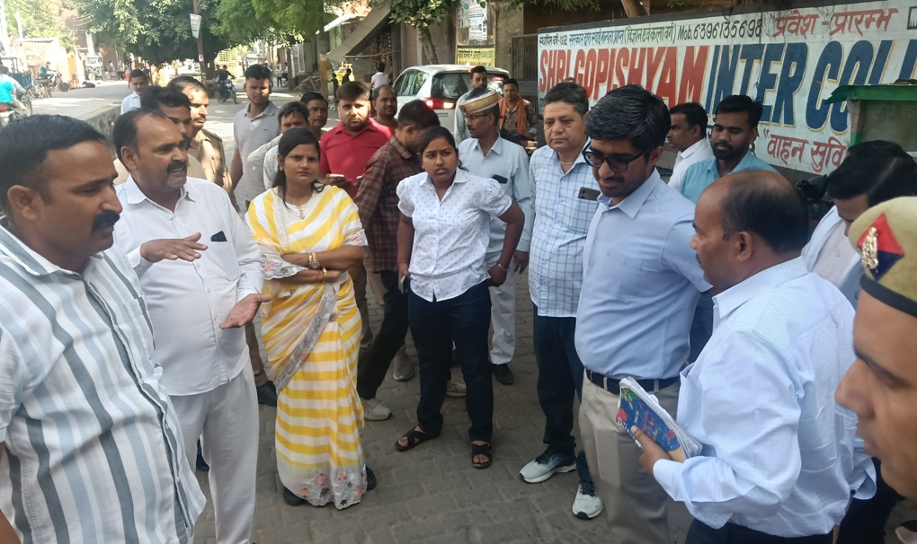 महापौर और नगर आयुक्त ने वार्डों का किया निरीक्षण, पेयजल संकट और गड्ढों पर जताई&hellip;