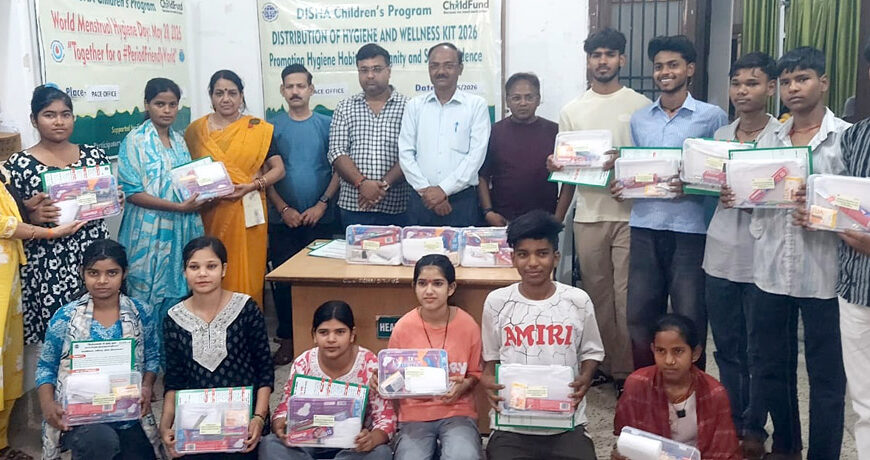 विश्व महावारी स्वच्छता सप्ताह के तहत युवक-युवतियों को बांटी हेल्थ किट