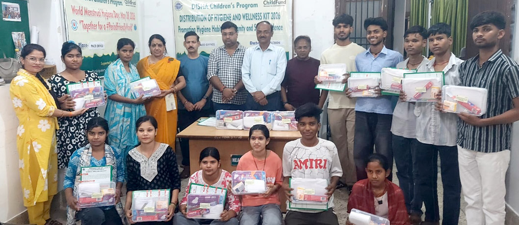 विश्व महावारी स्वच्छता सप्ताह के तहत युवक-युवतियों को बांटी हेल्थ किट