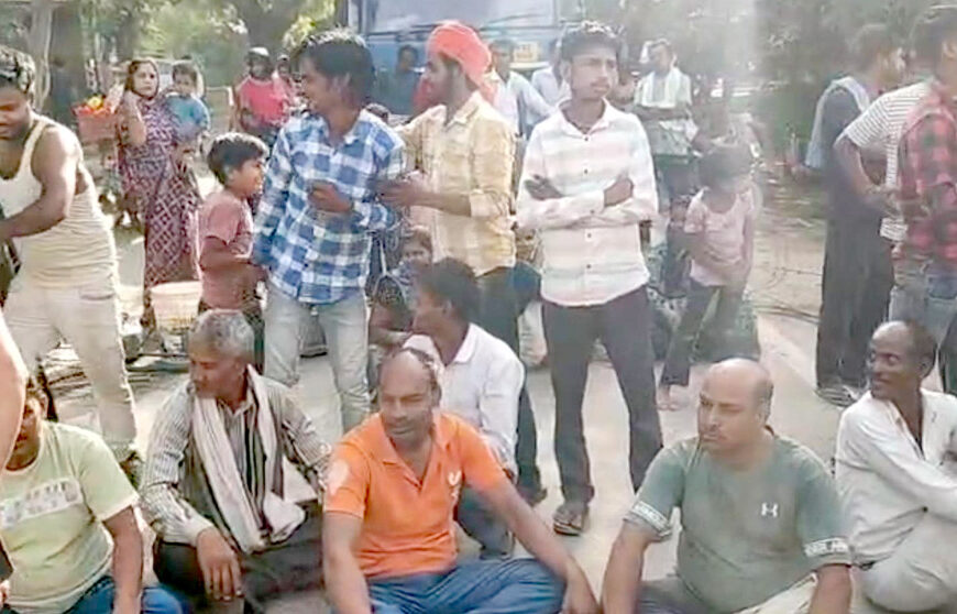 फतेहाबाद रोड पर पानी की समस्या को लेकर लोगों ने लगाया जाम