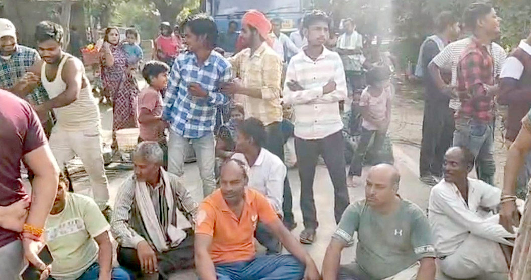 फतेहाबाद रोड पर पानी की समस्या को लेकर लोगों ने लगाया जाम