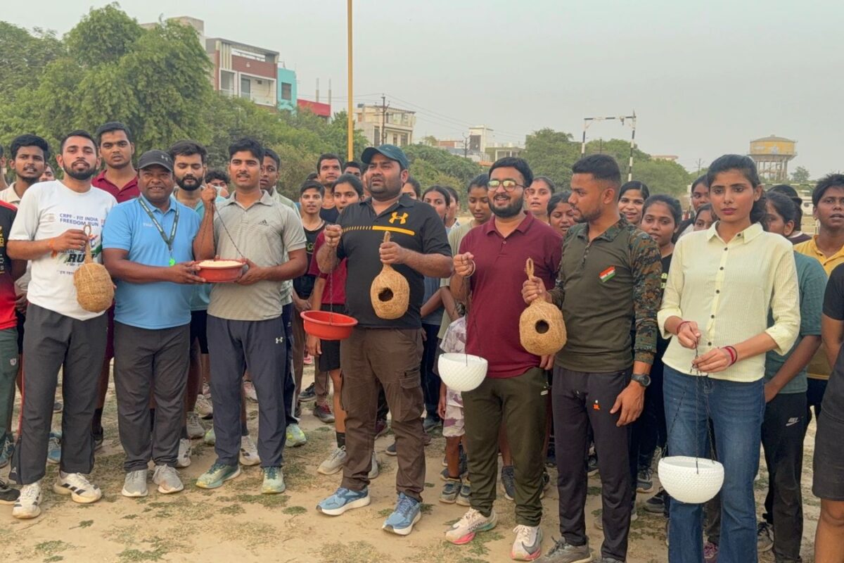 सैकड़ों छात्र-छात्राओं ने पक्षी संरक्षण को लेकर निकाली रैली, बनाई मानव श्रृंखला