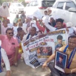 बेटे की हत्या के इंसाफ के लिए दिव्यांग माता-पिता पहुंचे डीएम कार्यालय