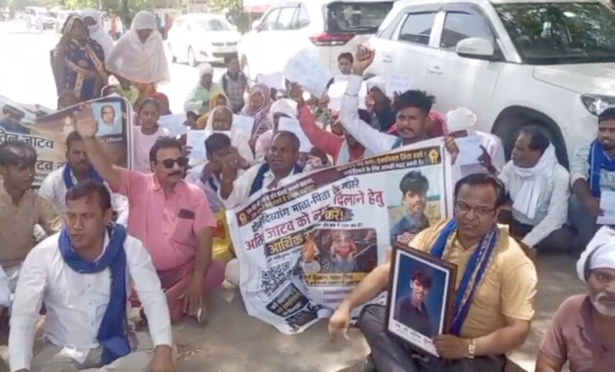 बेटे की हत्या के इंसाफ के लिए दिव्यांग माता-पिता पहुंचे डीएम कार्यालय