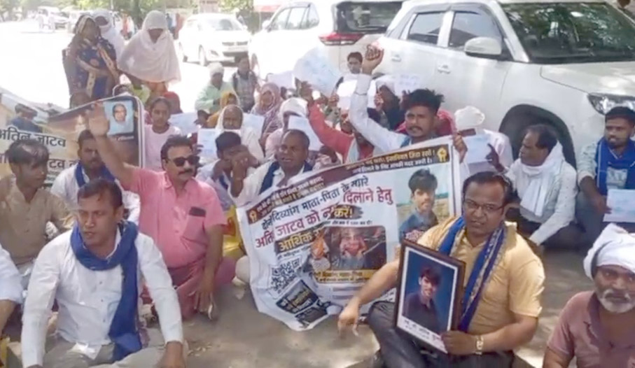बेटे की हत्या के इंसाफ के लिए दिव्यांग माता-पिता पहुंचे डीएम कार्यालय
