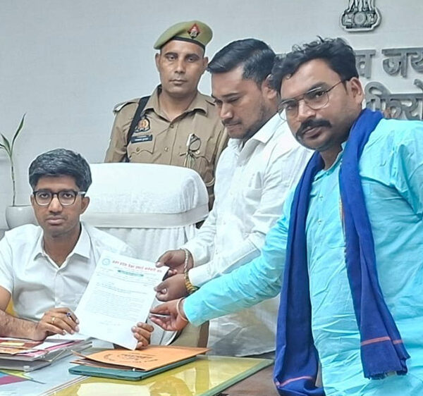 डोर टू डोर सफाई कर्मचारियों ने वेतन भुगतान…