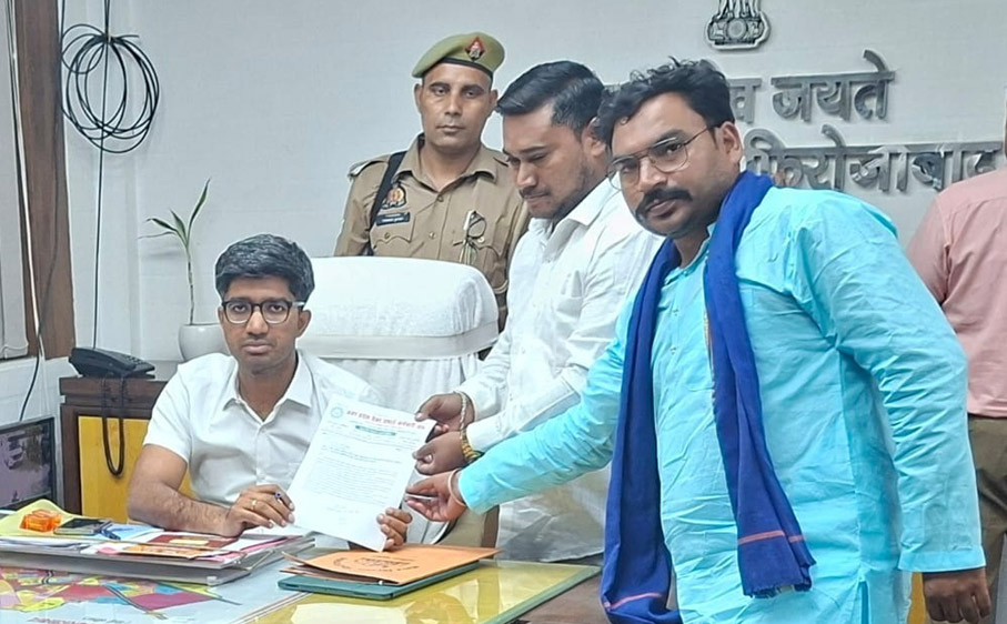 डोर टू डोर सफाई कर्मचारियों ने वेतन भुगतान को लेकर सौंपा ज्ञापन