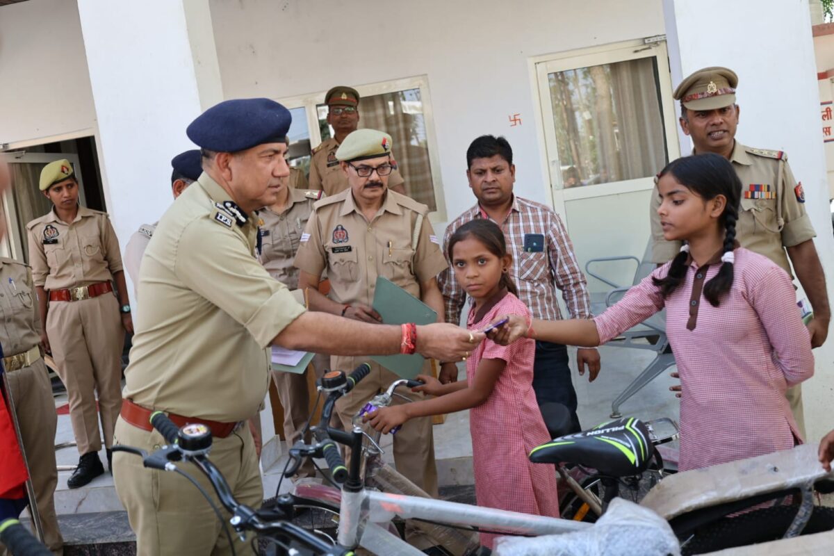 एडीजी एसके भगत ने किया सासनी कोतवाली का औचक निरीक्षण