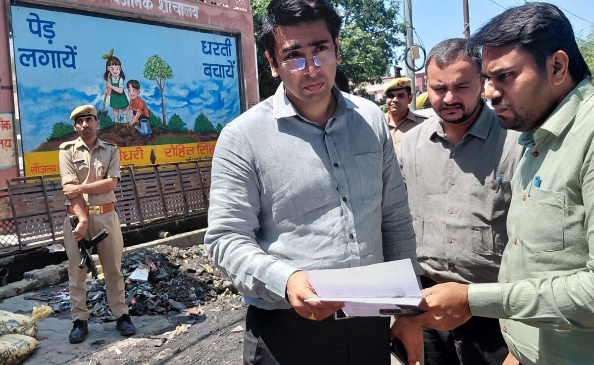 मानसून से पहले जलभराव रोकने को डीएम ने किया नालों और पंपिंग स्टेशन का निरीक्षण