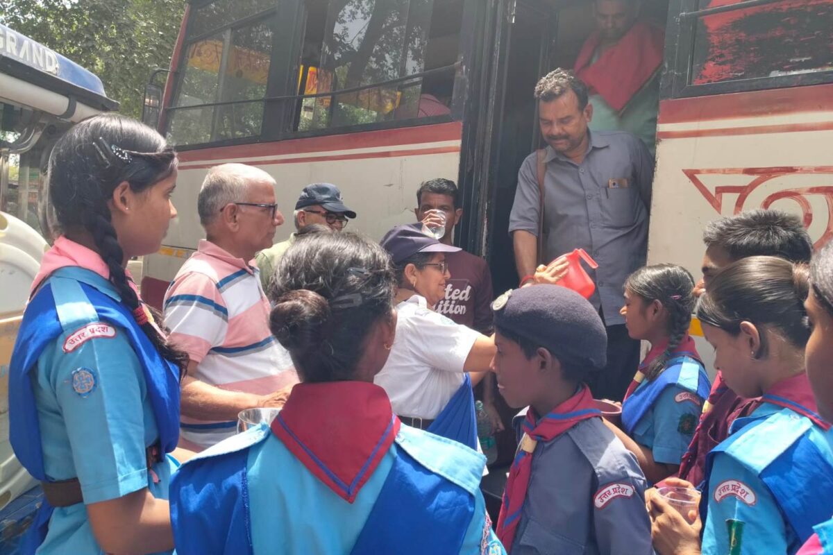 भीषण गर्मी में मुसाफिरों को शीतल जल पिला रहे स्काउट-गाइड के बच्चे