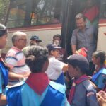भीषण गर्मी में मुसाफिरों को शीतल जल पिला रहे स्काउट-गाइड के बच्चे