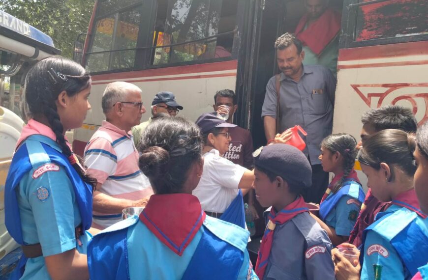 भीषण गर्मी में मुसाफिरों को शीतल जल पिला रहे स्काउट-गाइड के बच्चे
