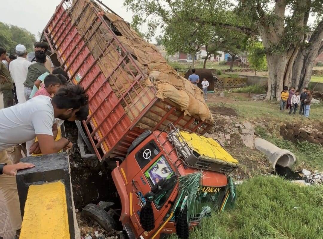 अनियंत्रित होकर गंदे नाले में घुसा कैंटर, बड़ा हादसा टला