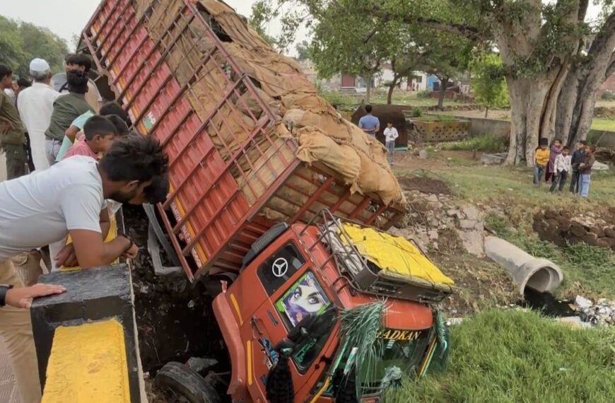 अनियंत्रित होकर गंदे नाले में घुसा कैंटर, बड़ा हादसा टला