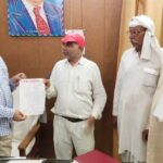 कृभको प्रभारी की कथित मनमानी से किसानों में आक्रोश